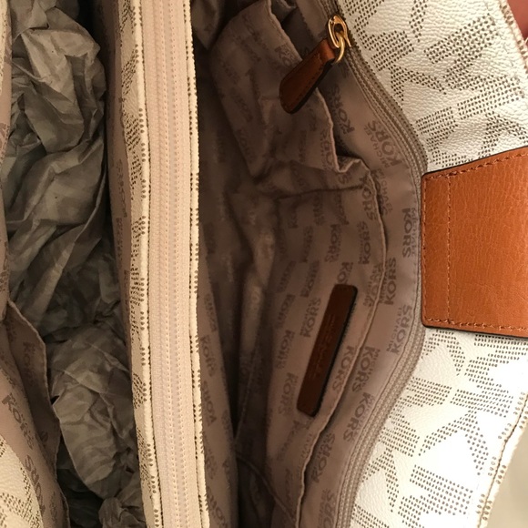 MICHAEL KORS PURSE! - Picture 6 of 8